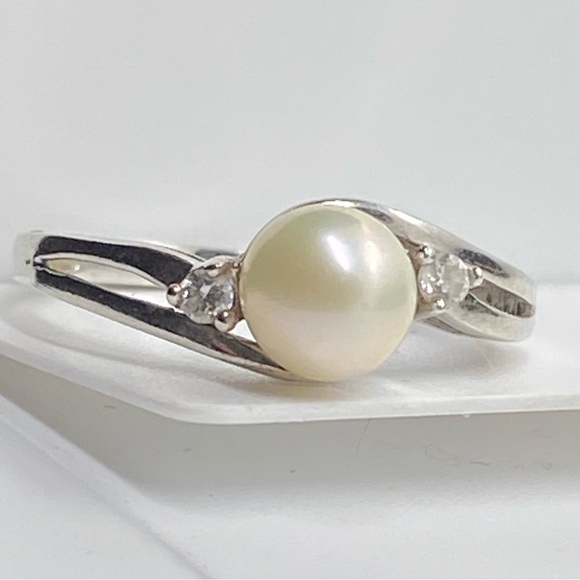 Pearl & Silver Ring With Two Stones - Picture 5 of 16